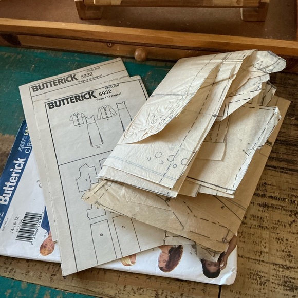 4 Patterns Dresses & Suits. Butterick 4333 & 5932, Simplicity 7238, See/Sew 5298 - Picture 9 of 10